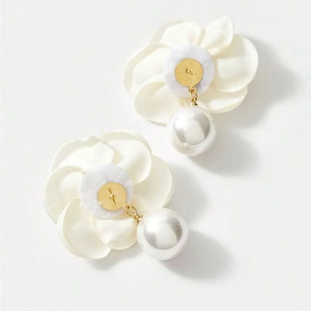 Belle Floral Pearl Studded Drop Earrings NEW 🏷️